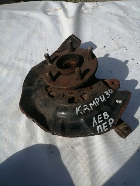 Кулак поворотный передний левый Toyota Camry V30