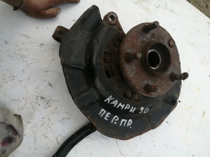 Кулак поворотный передний правый Toyota Camry V30