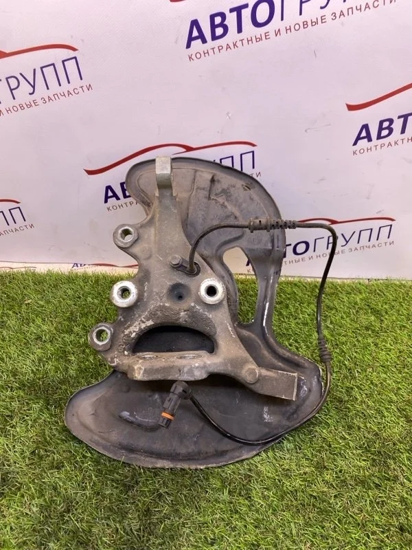 Кулак поворотный MB C250 2012 W204 Рест