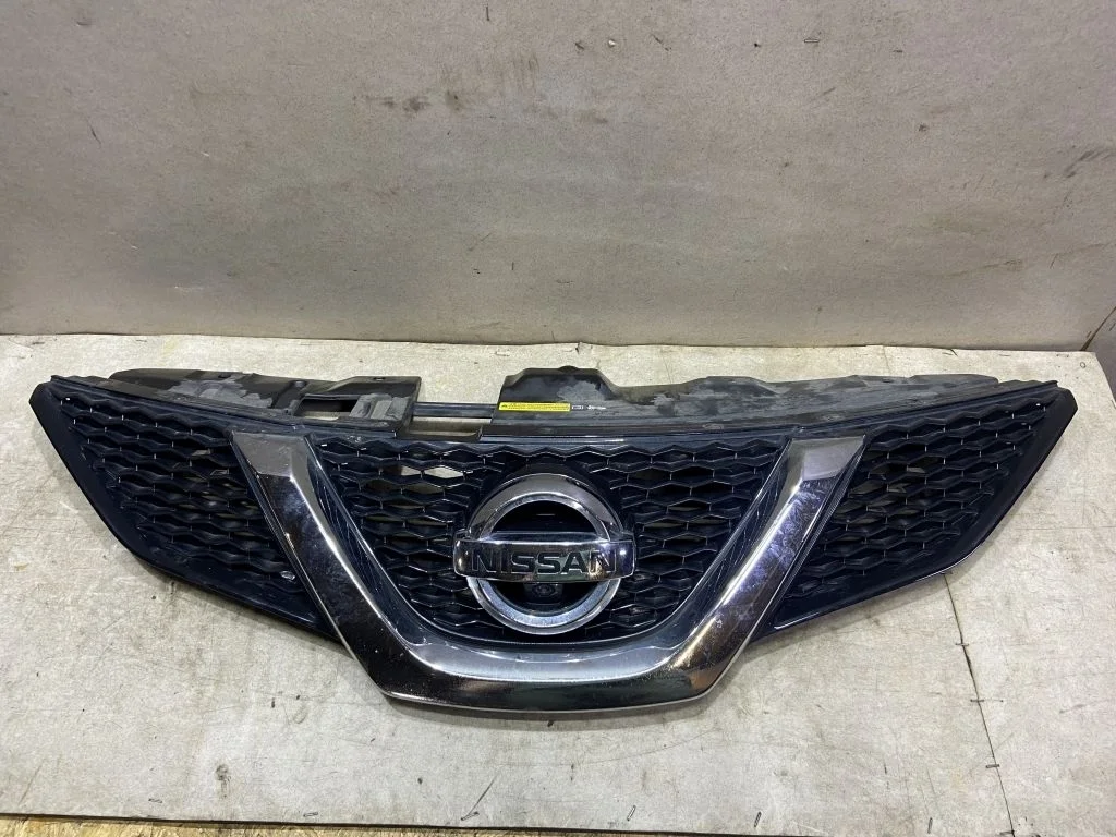 Решетка радиатора под камеру Nissan Qashqai J11