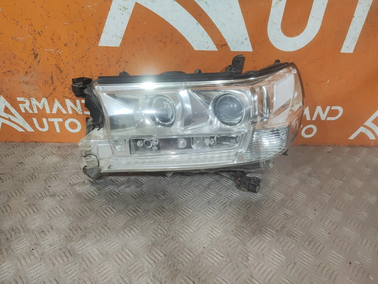 Фара Toyota Land Cruiser 2015-2021 200