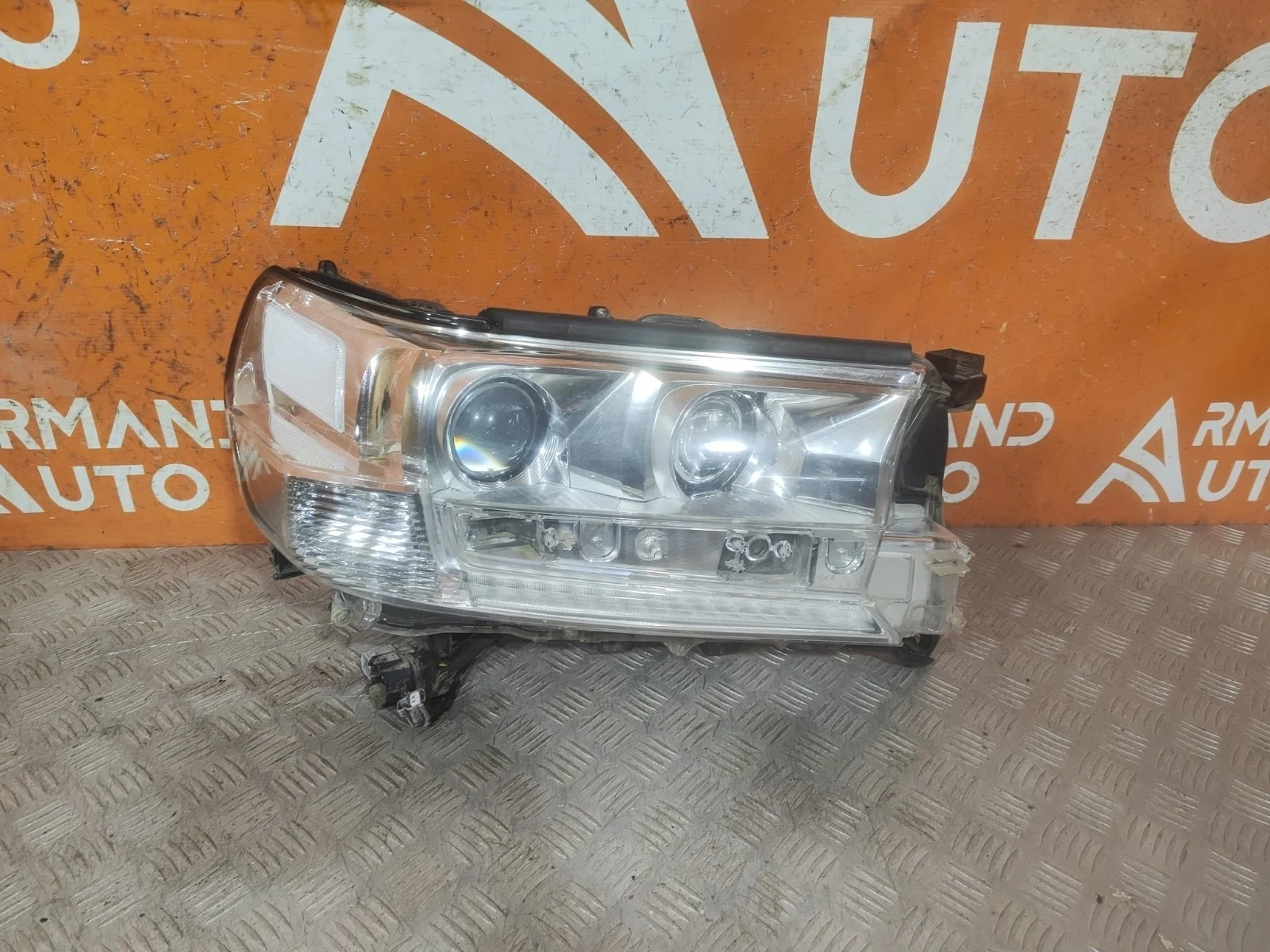 Фара Toyota Land Cruiser 2015-2021 200