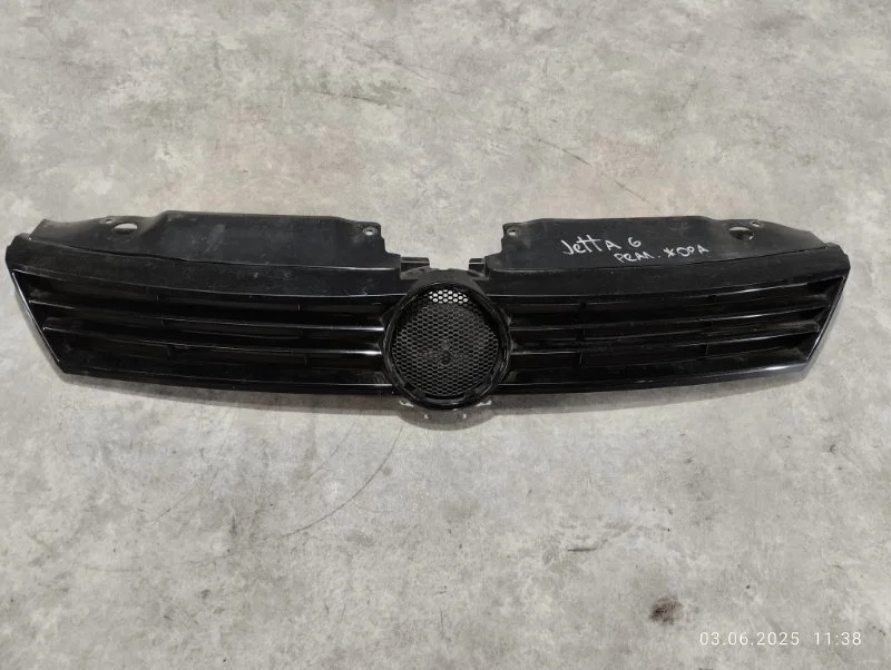 Решетка радиатора Volkswagen Jetta A6
