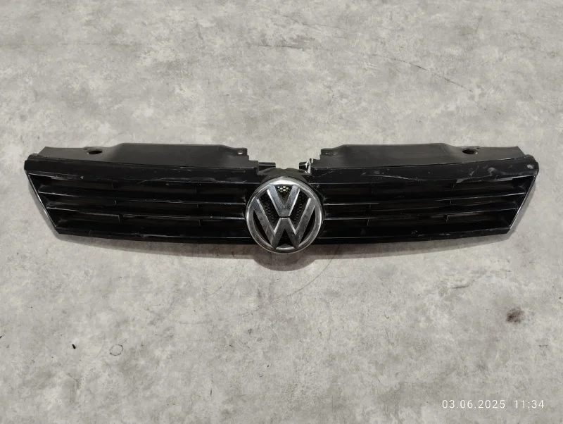 Решетка радиатора Volkswagen Jetta A6