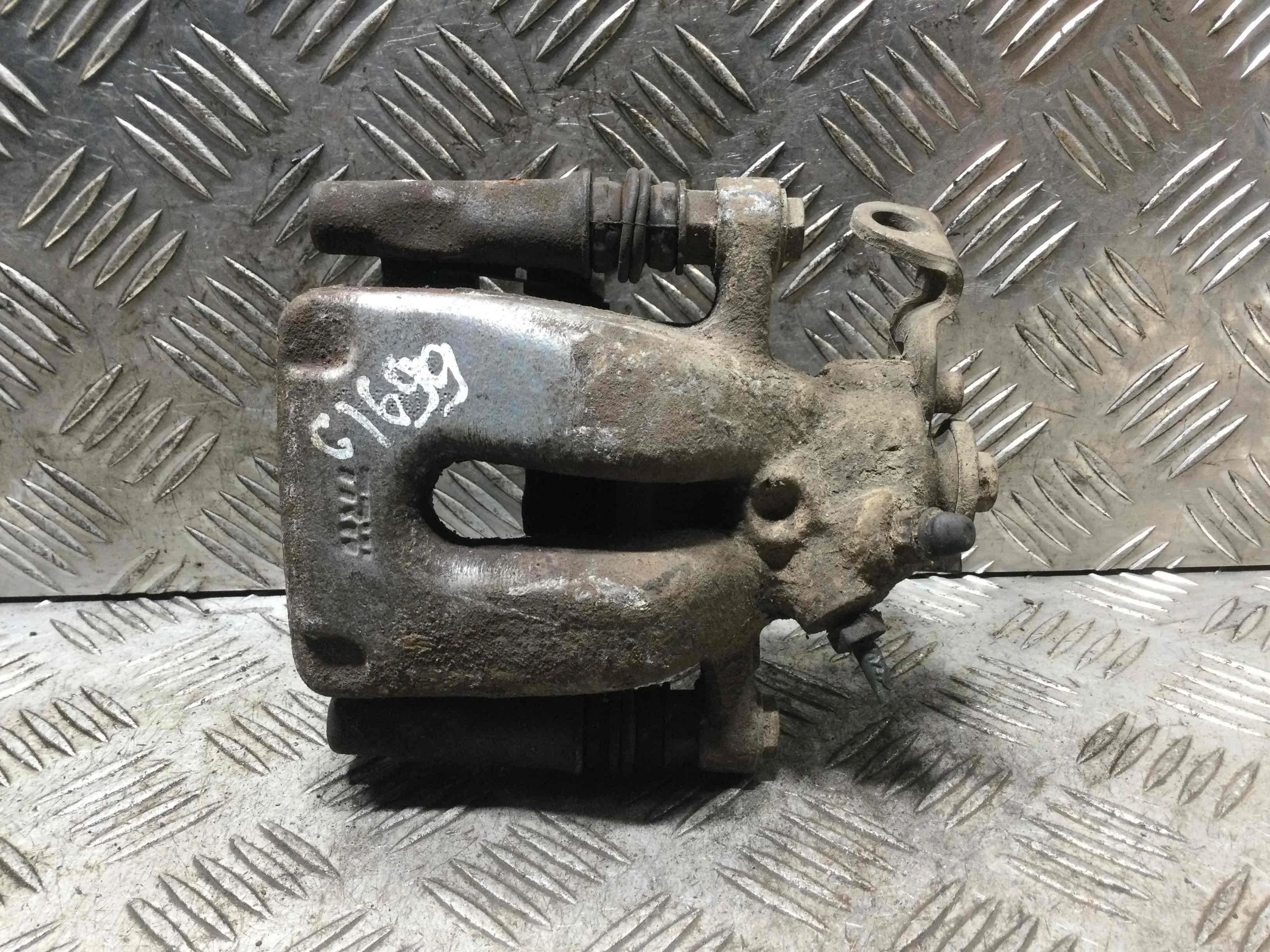 Суппорт задний правый Renault Clio 3 поколение (2005-2009) бензин 1.2 i Механика Х/б