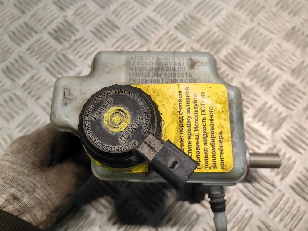 Бачок главного тормозного цилиндра Skoda Yeti