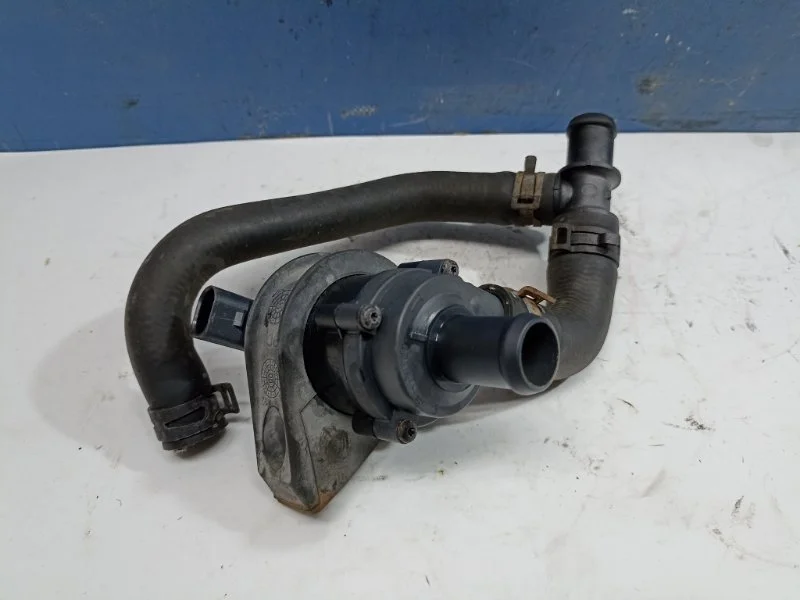 Насос водяной дополнительный Skoda Octavia A5 2012 1K0965561F 1.4 CAXA