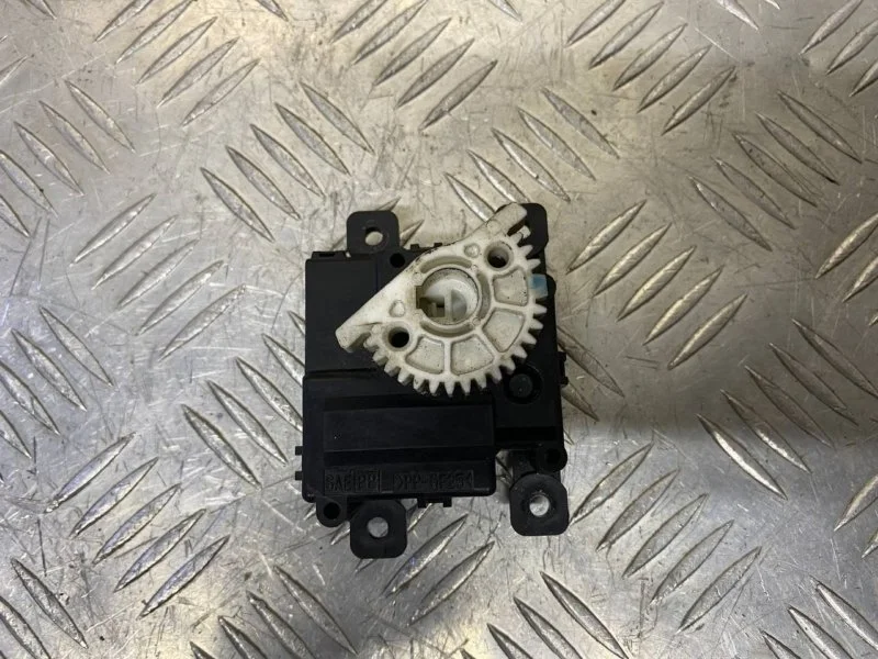 Моторчик заслонки печки Toyota Land Cruiser 200 (2008-2021) 2010 0638000920 4.5 D 1VDFTV
