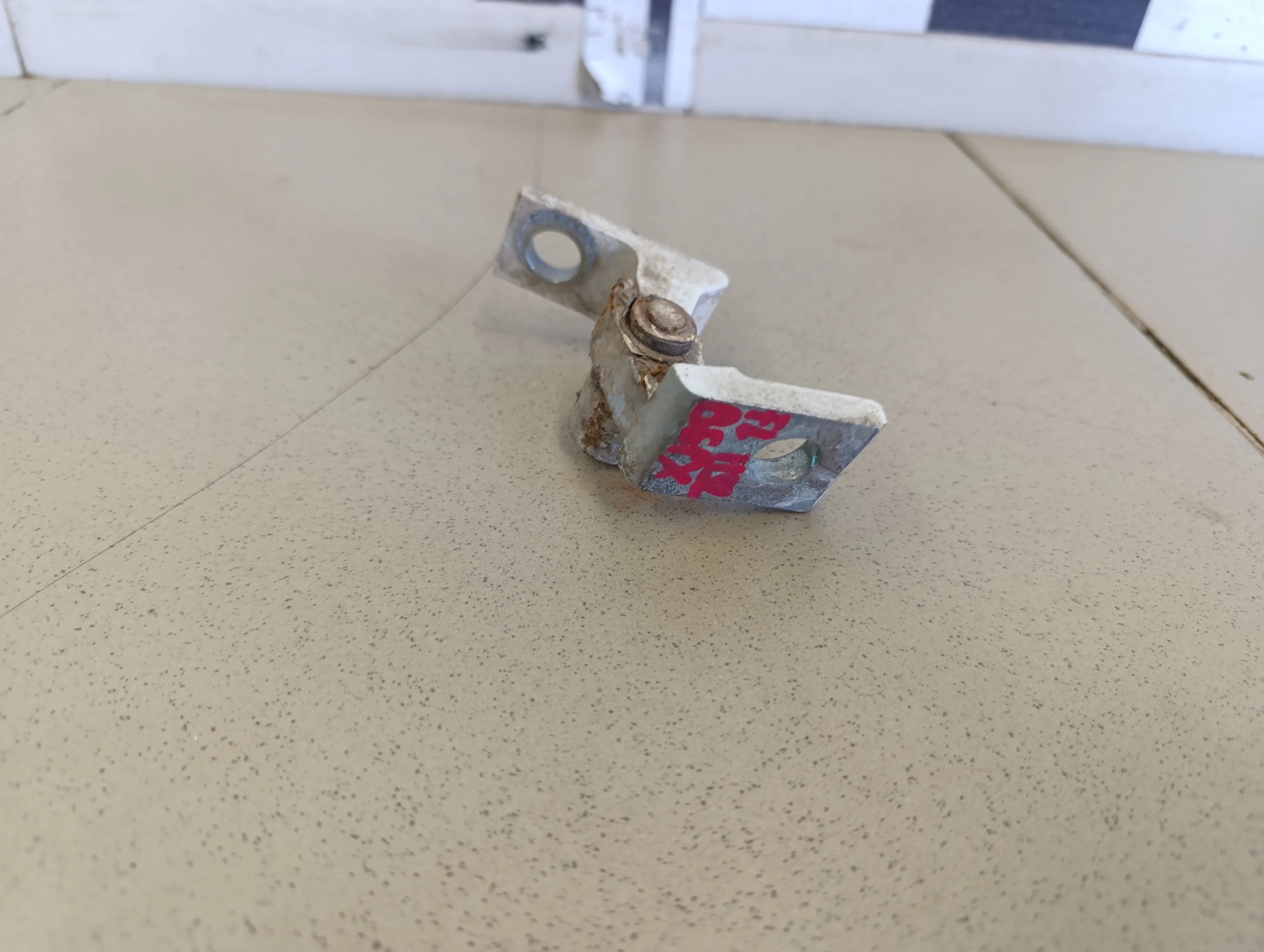 Петля двери Polo (Sed RUS) 2011>