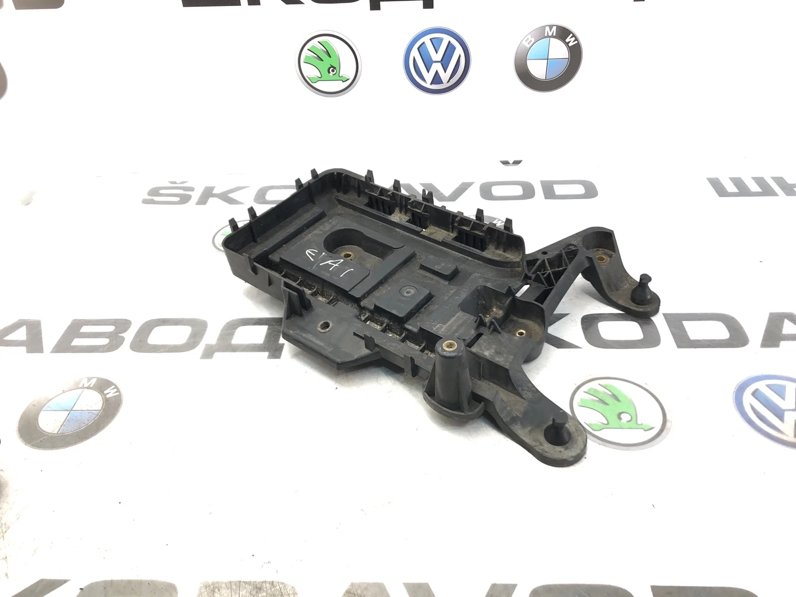 Площадка аккумулятора (АКБ) Skoda Yeti 2014 1K0915333H 5L 2.0 CFHC