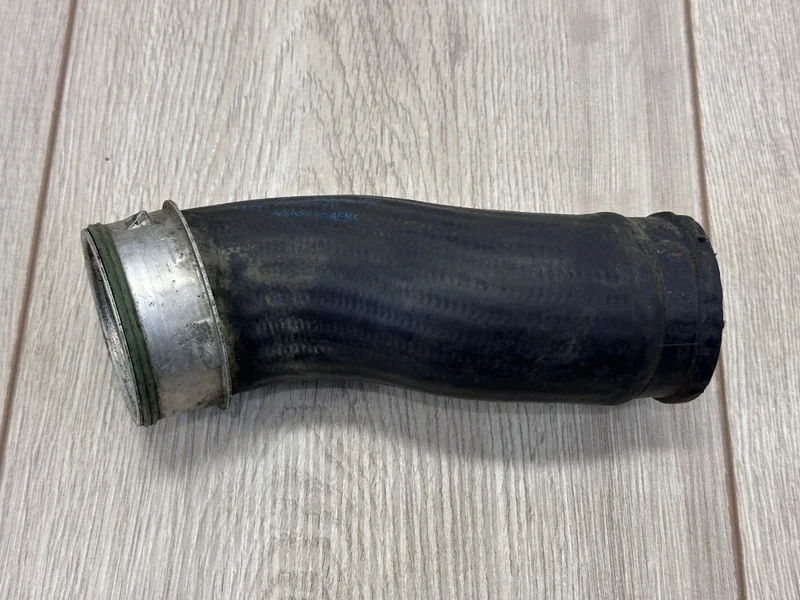 Патрубок интеркулера VW Touareg 1 2003-2010 7L