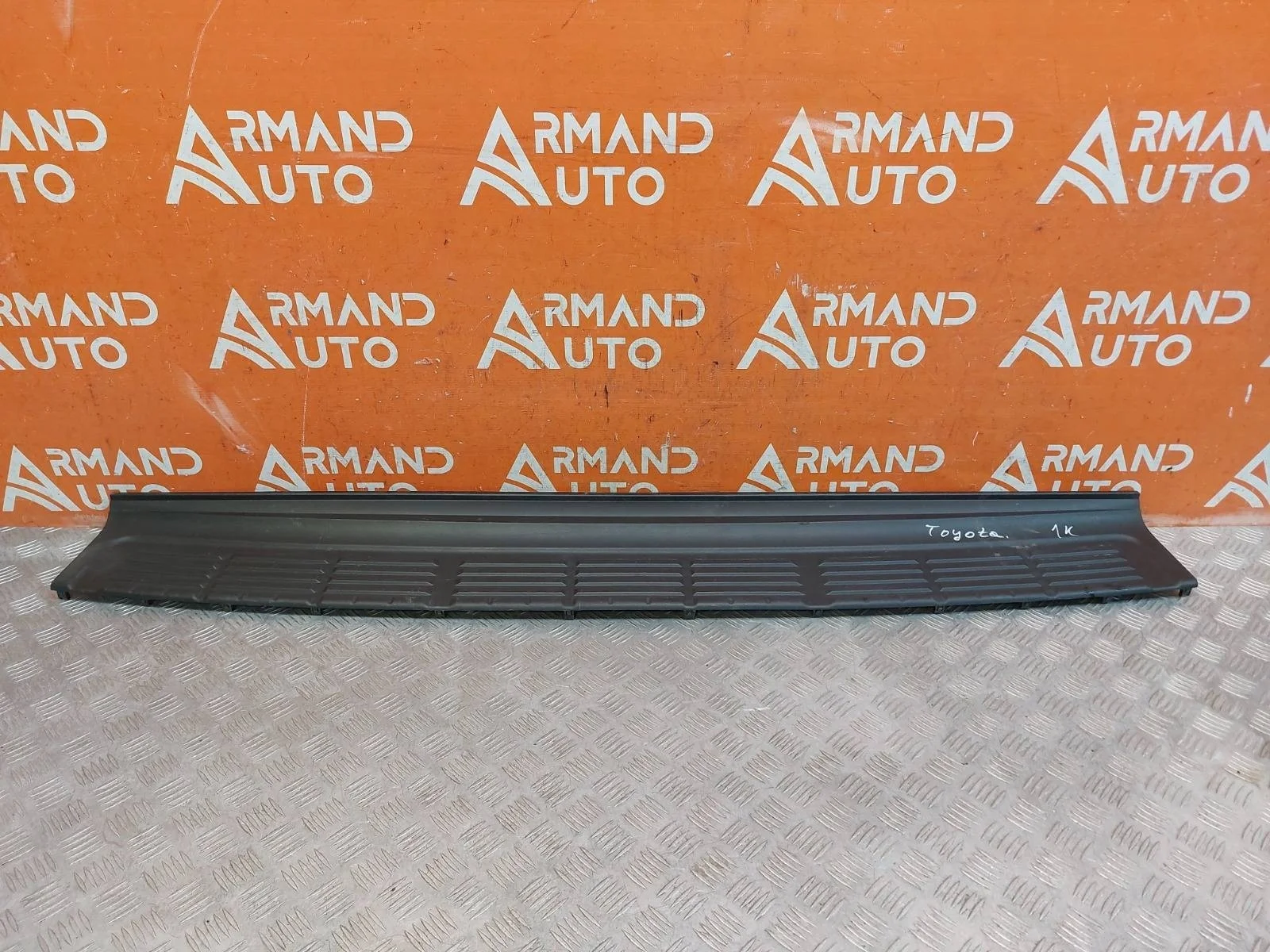 Накладка бампера верхняя Toyota Land Cruiser 2007-2021