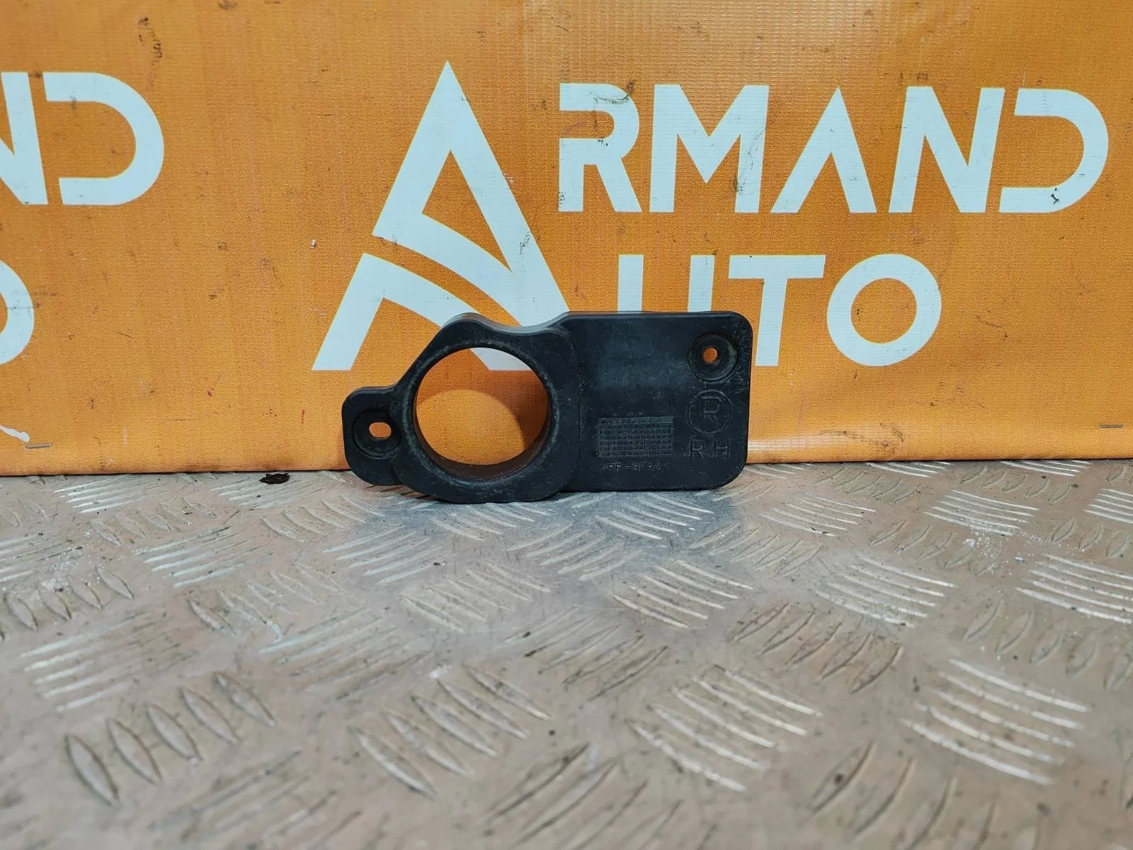 Кронштейн радиатора Hyundai Santa Fe 2012-2016 3 DM