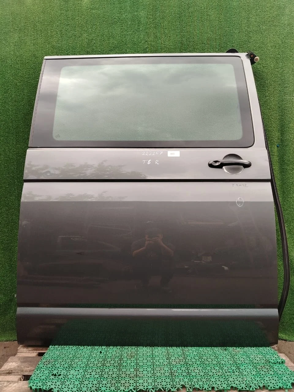 Дверь VOLKSWAGEN TRANSPORTER T5/T6 2003- сдвижная (с вырезом под стекло) правая серая б/у TRANSPORTER T5(2003-2015);TRANSPORTER T6(2015-