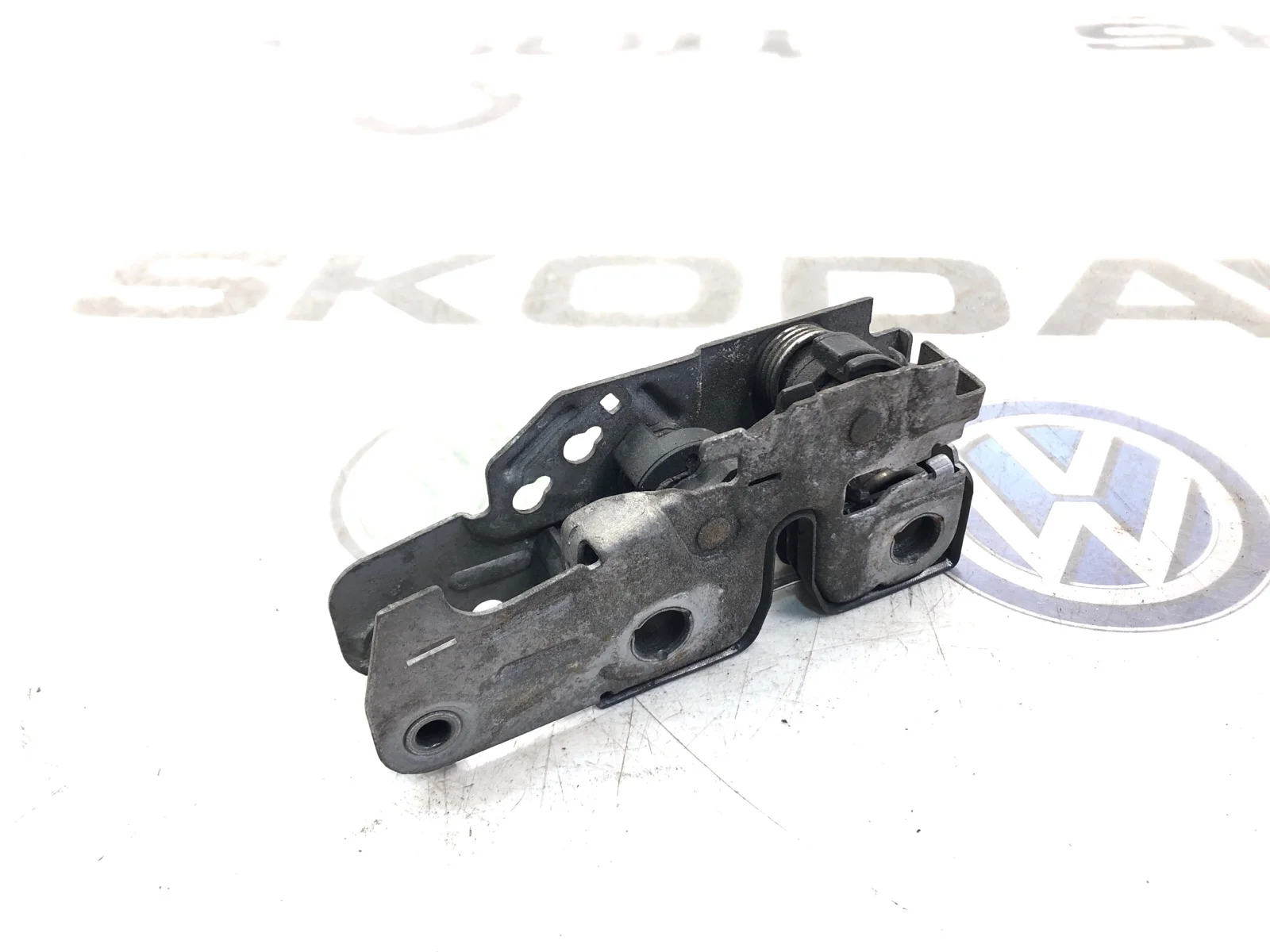Замок капота Skoda Yeti 2014 5L0823509B 5L 2.0 CFHC