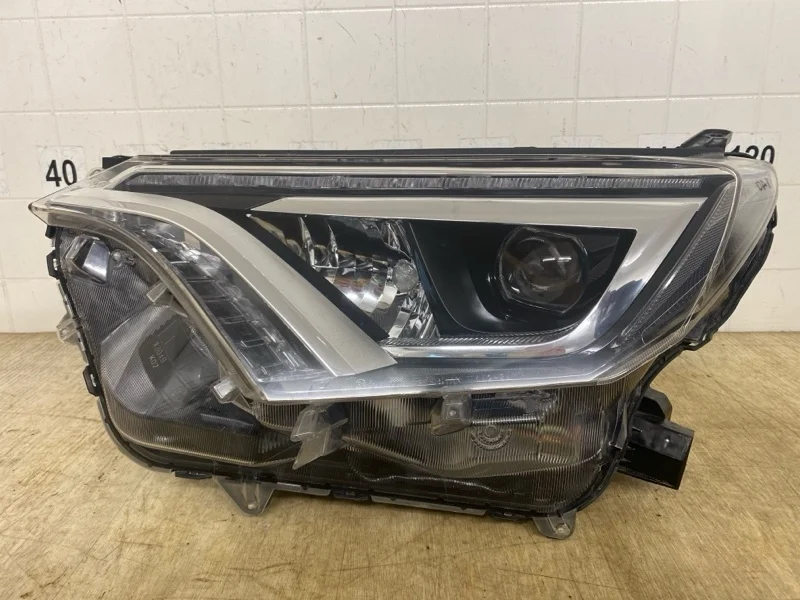 Фара ксеноновая TOYOTA RAV4 2015 2016 2017 2018 2019