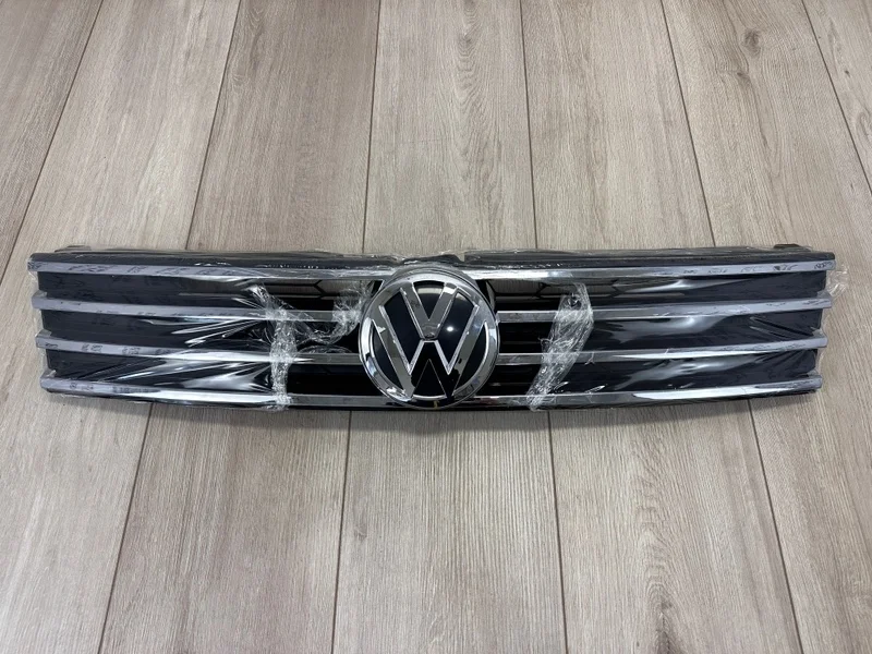 Решетка радиатора со значком VW Touareg FL 2014-2018 7P