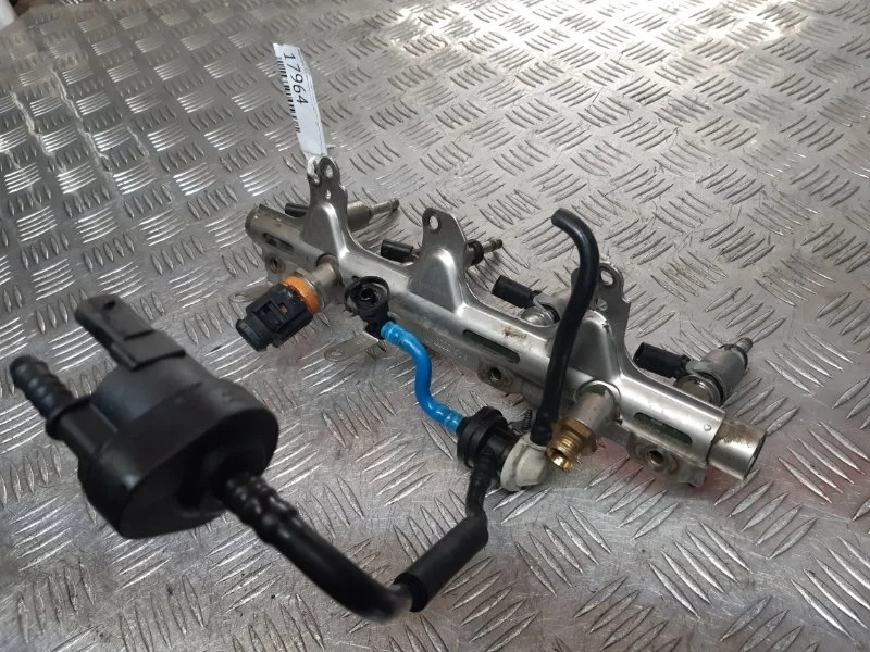 Топливная рампа Volkswagen Passat CC