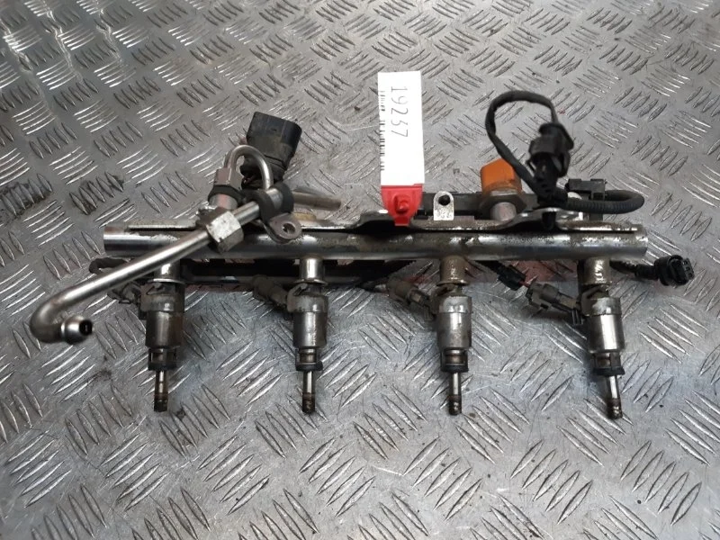 Топливная рампа Volkswagen Passat B7