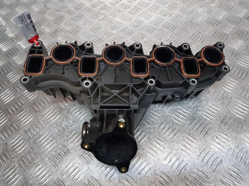 Коллектор впускной Volkswagen Passat B7