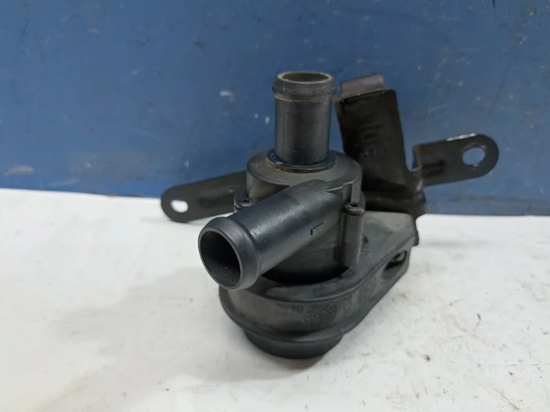Насос водяной дополнительный Volkswagen Golf 6 2012 1K0965561F 1.4 CAXA