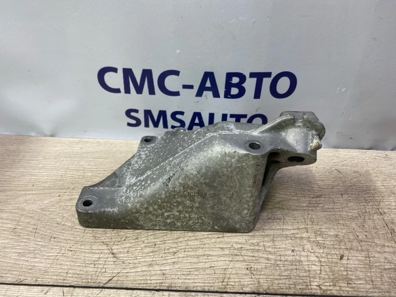 Кронштейн ДВС Mercedes-Benz R-Class A2722234204 W251 272.967, правый