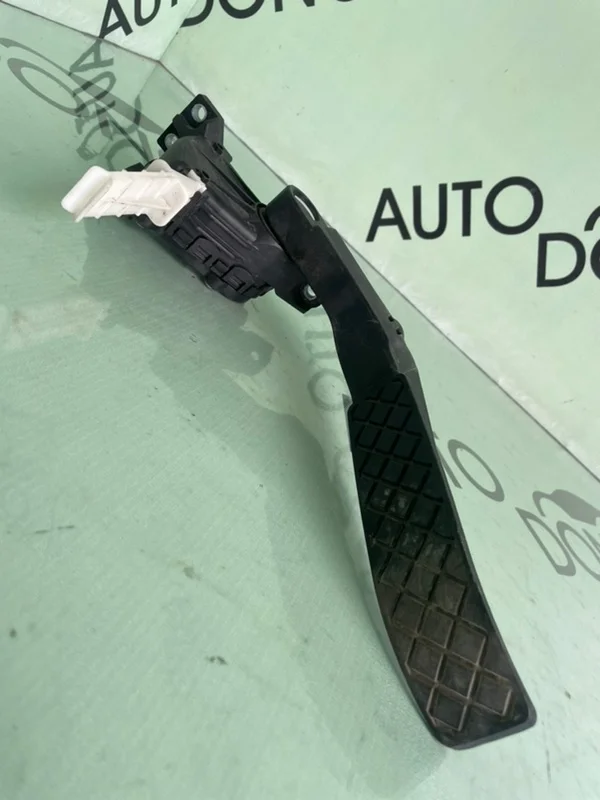 Электронная педаль газа Volkswagen Touareg 2005 7L дорест.