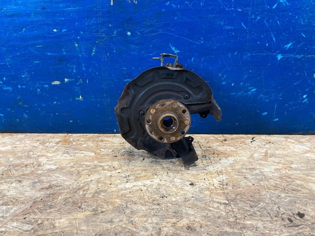 Поворотный кулак Skoda Octavia A7 2014 5Q0407256N УНИВЕРСАЛ, передний правый