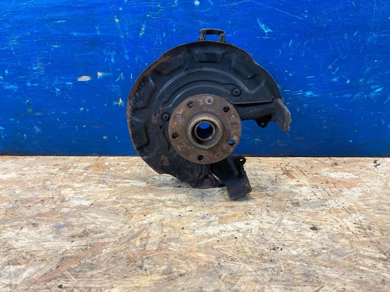 Поворотный кулак Skoda Octavia A7 2015 5Q0407256N ЛИФТБЕК, передний правый