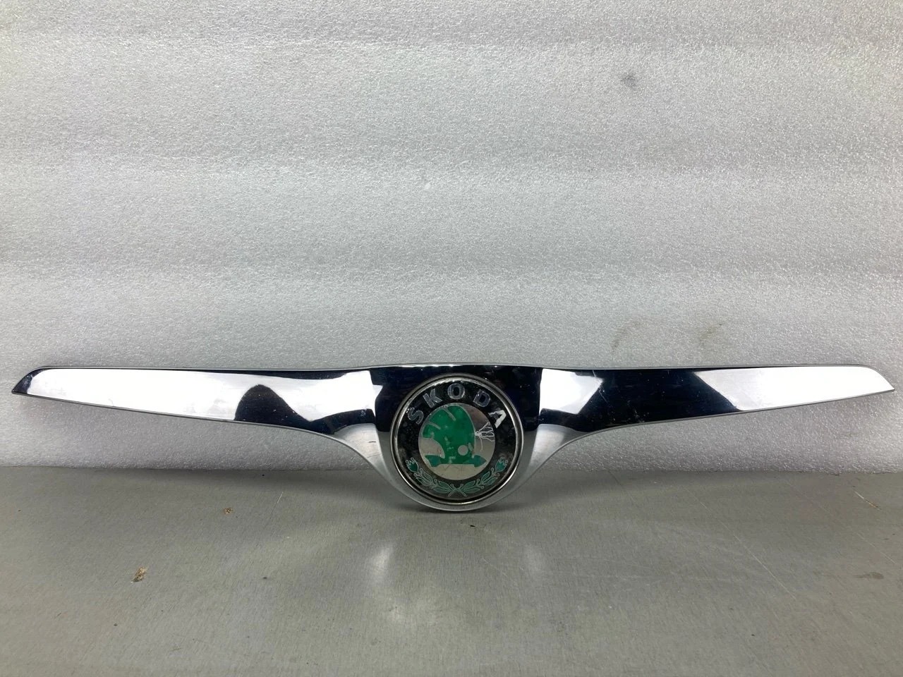 Молдинг капота Skoda Fabia 2 2007-2010 5J0853633