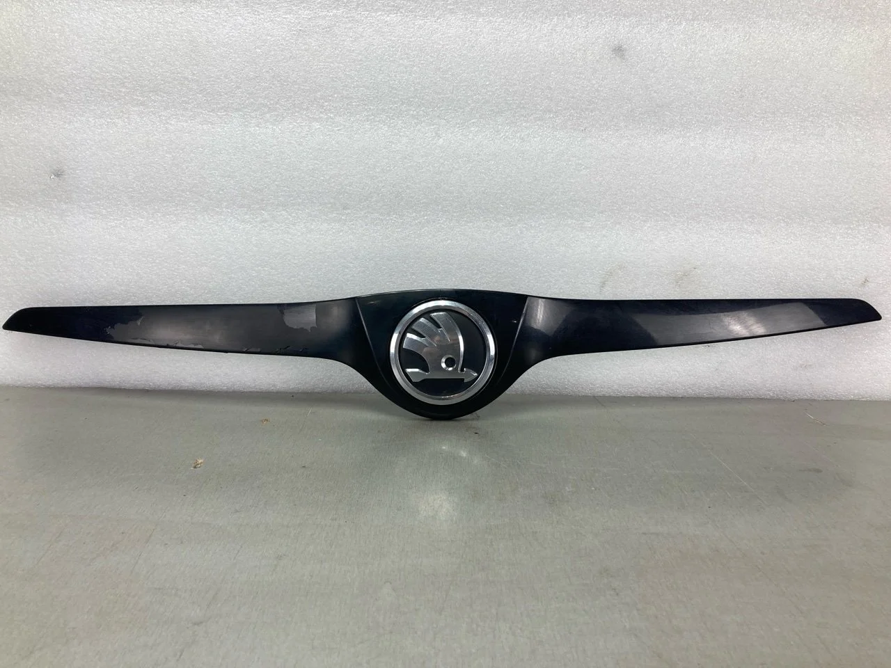 Молдинг капота Skoda Fabia 2 2010-2015 5J0853633C