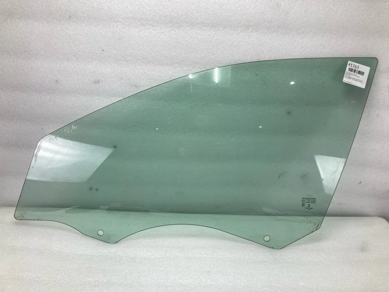 Стекло двери Skoda Octavia A7 2013-2020 5E0845201A, переднее левое