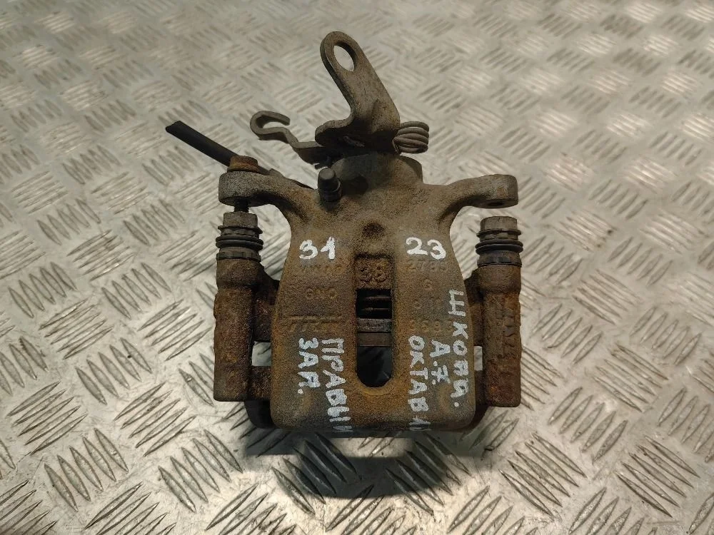 Суппорт тормозной задний правый Skoda Octavia A7