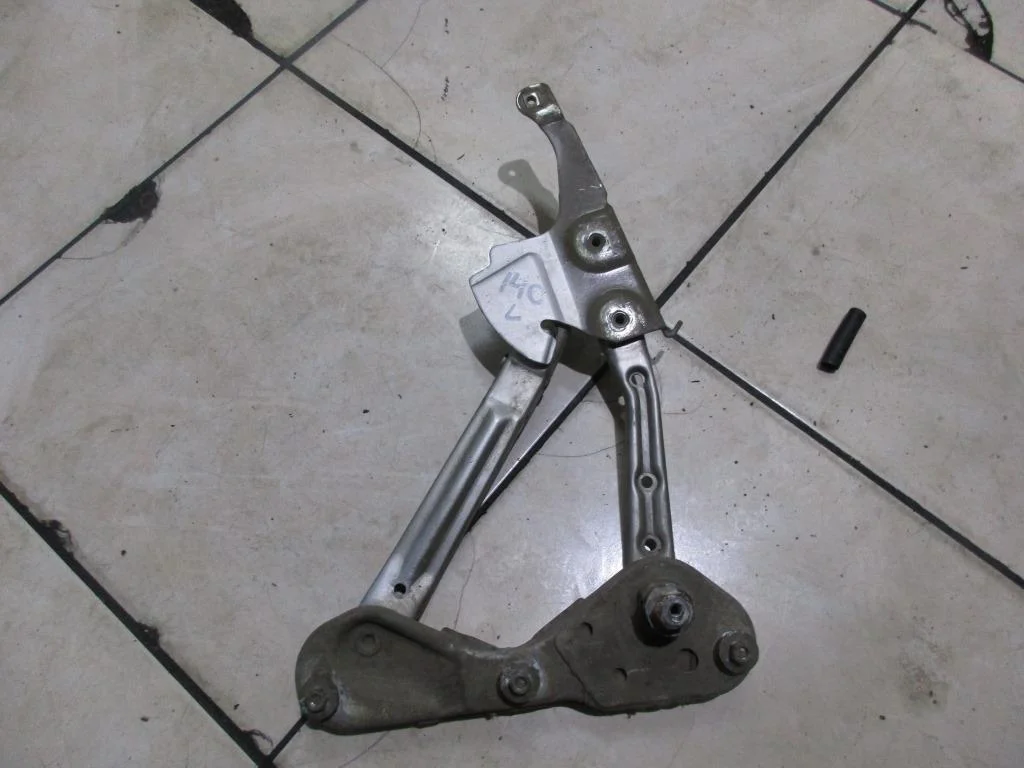 Петля капота Mercedes-Benz