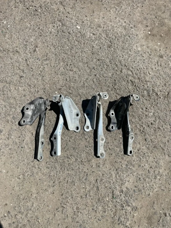 Петля капота Toyota Land Cruiser 200