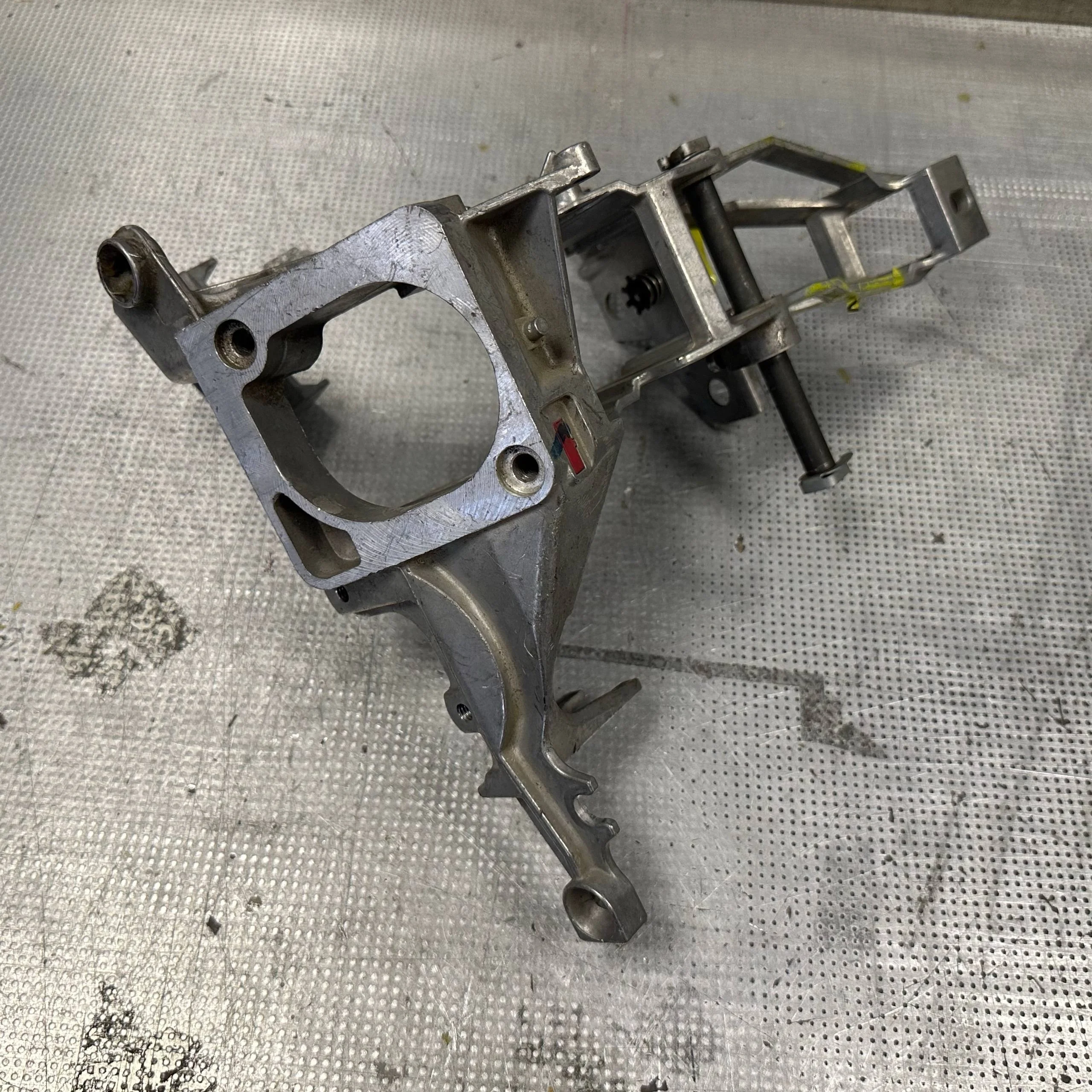 [Б/У] Кронштейн педалей VW Passat B5 1997–2000,Audi A4 B5 1994–2001,Audi A6 4B,C5 1998–2001 [Код: 00304469 ]