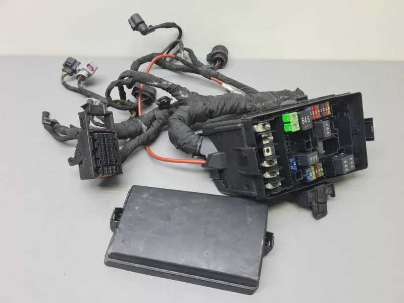 Блок предохранителей под капот Volkswagen Tiguan 2016