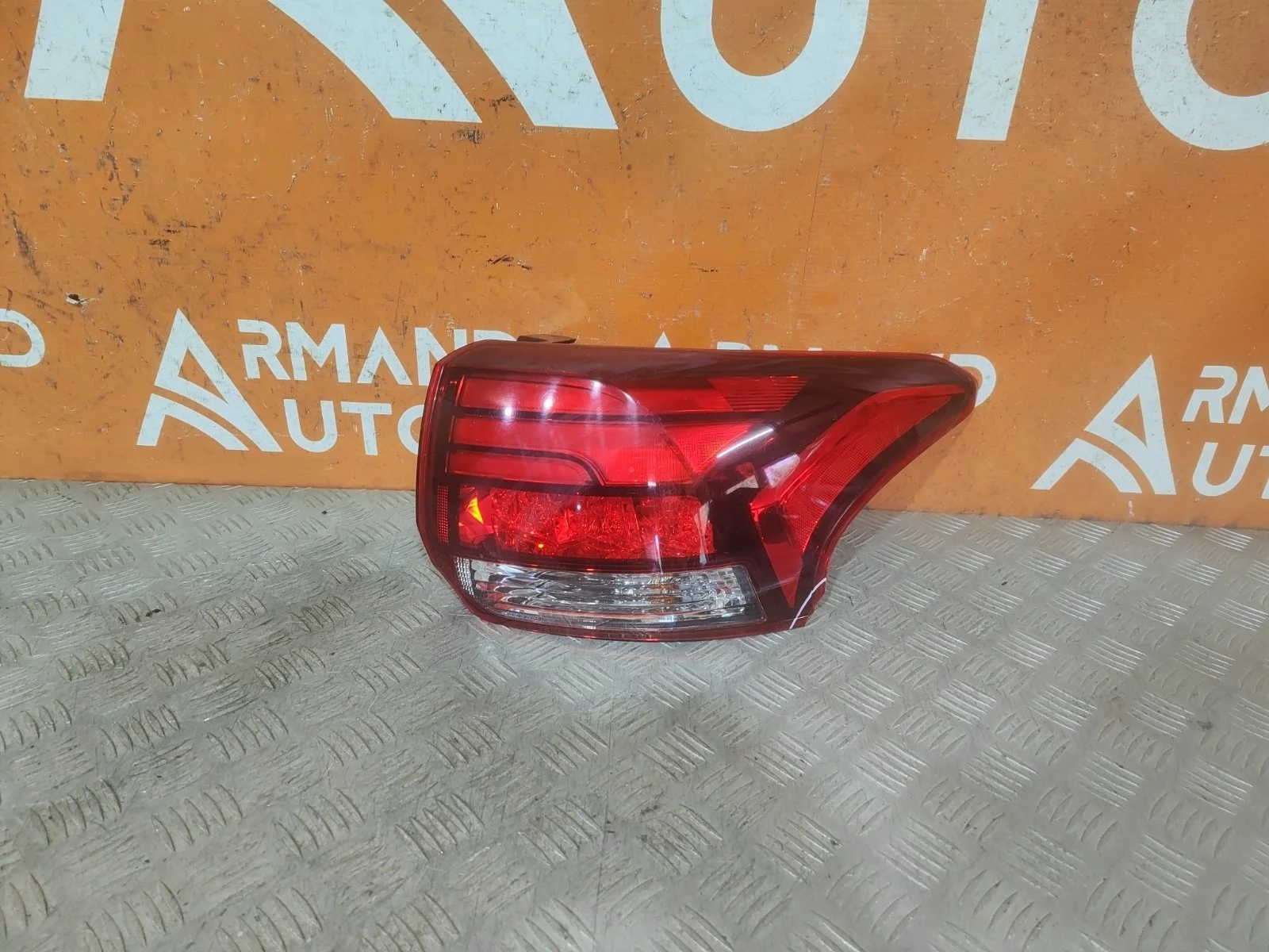 Фонарь внешний Mitsubishi Outlander 2015-нв 3