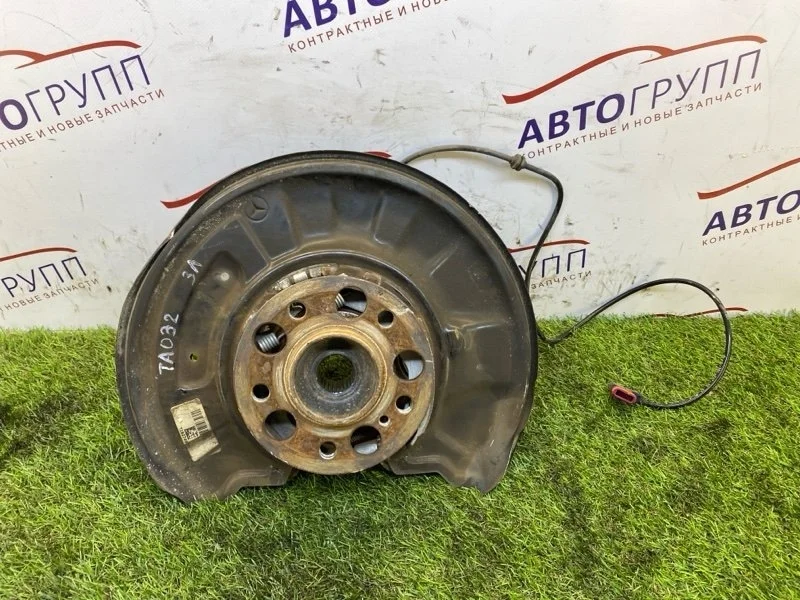 Кулак поворотный MB C250 2012 W204 Рест
