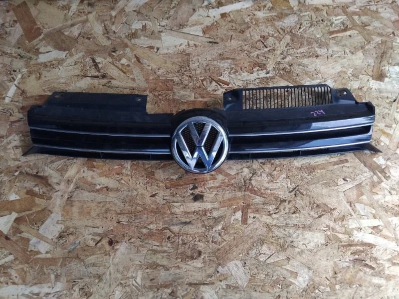 Решетка радиатора Volkswagen Golf 2008-2012 6(5ХБ)