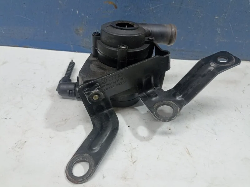 Насос водяной дополнительный Volkswagen Golf 6 2012 1K0965561F 1.4 CAXA
