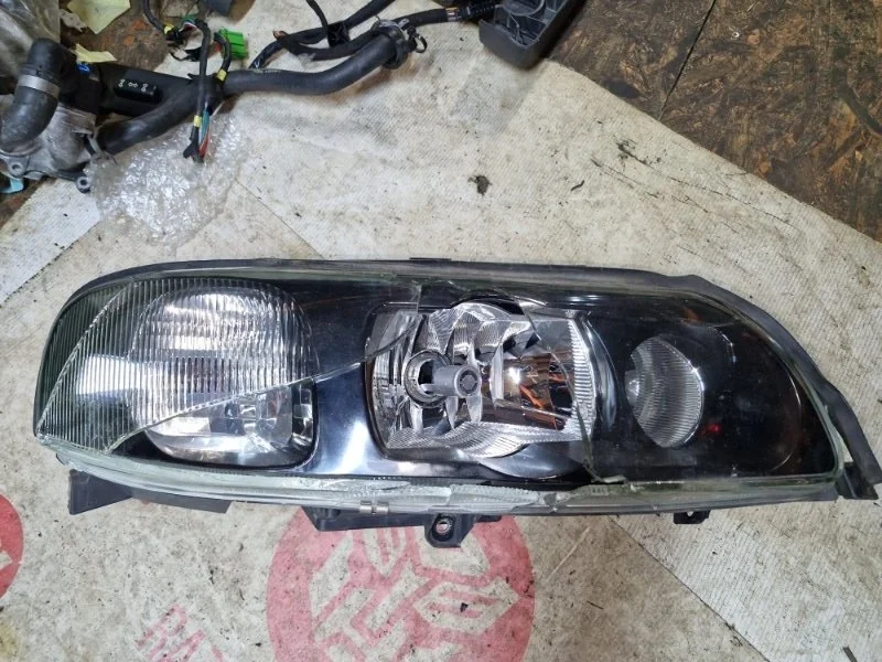 Корпус фары ксенон Volvo V70 2004 SW