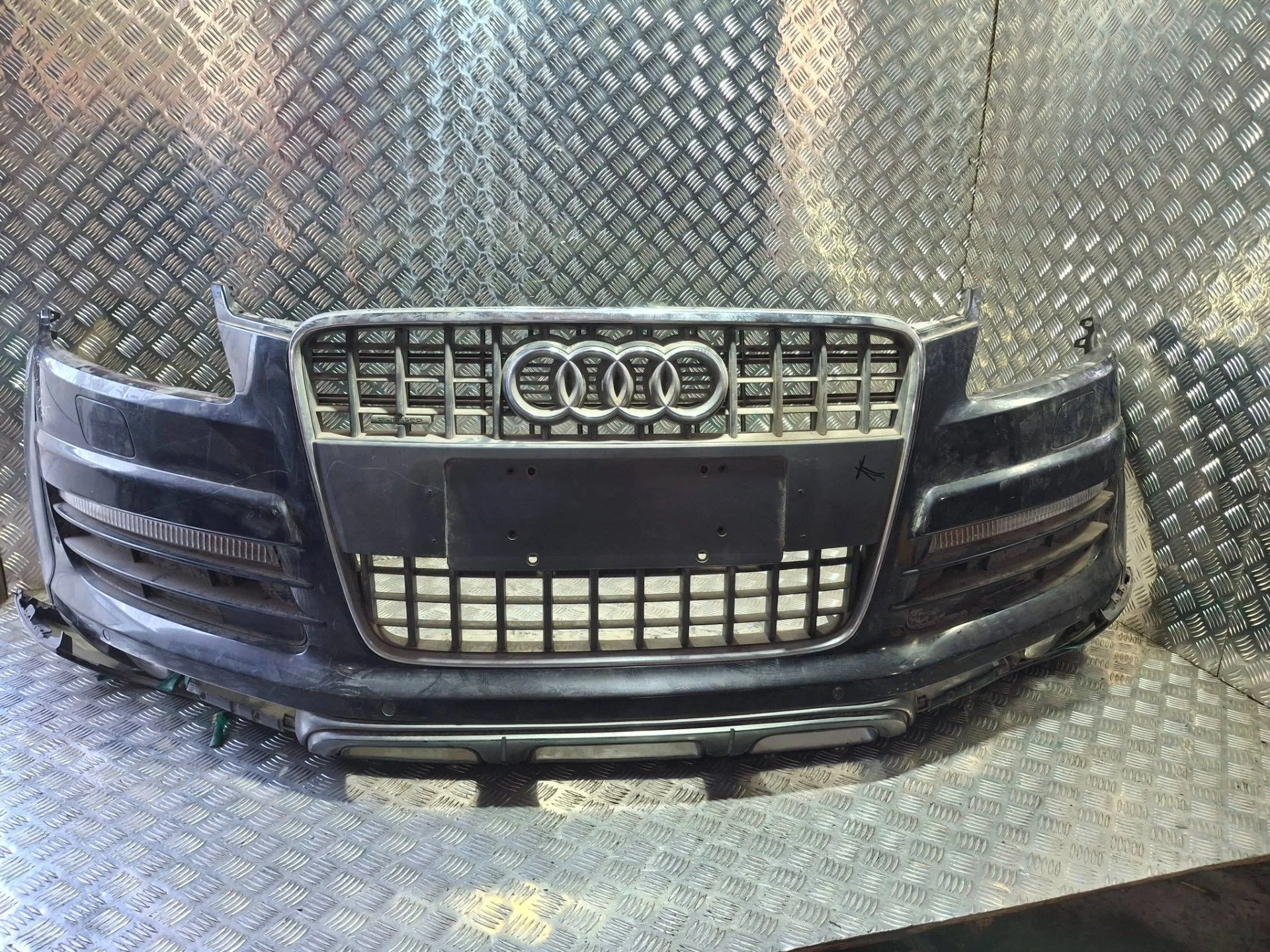 бампер передний Audi Q7 4L   черный