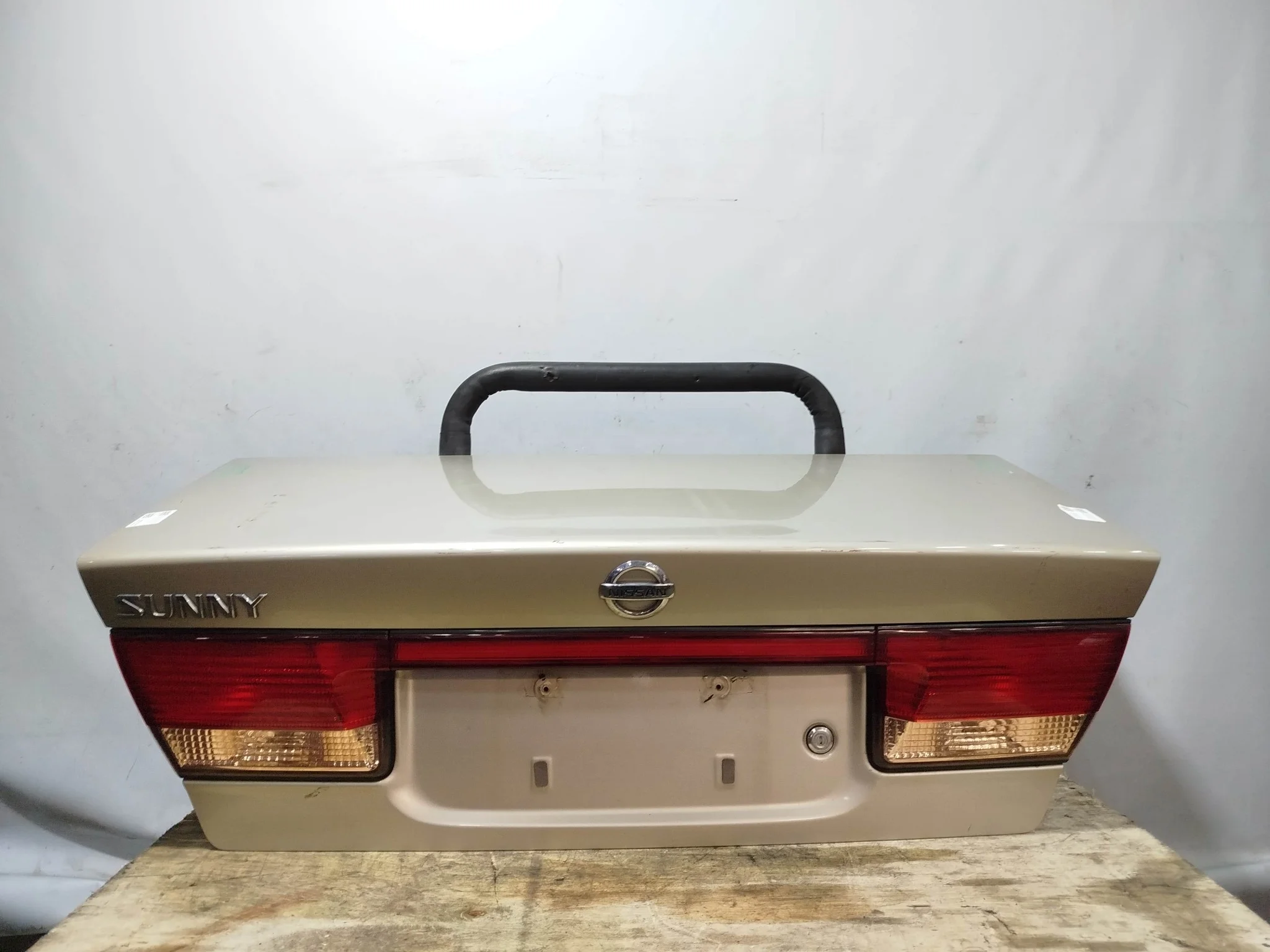 КРЫШКА БАГАЖНИКА NISSAN SUNNY B15 FB15 FNB15 JB15 QB15 SB15 H43004M4CM бежевый, EV0 KE578
