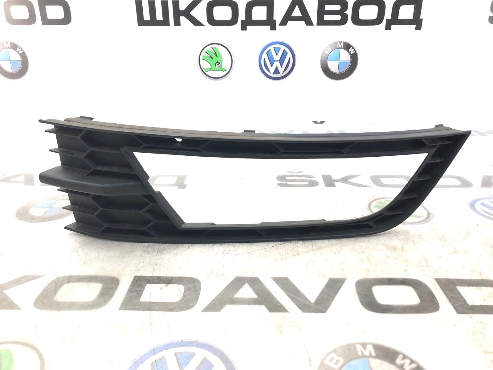 Накладка противотуманной фары ПТФ Skoda Octavia 2015 5E08076819B9 A7 (5E) 2.0 CKFC, передняя левая