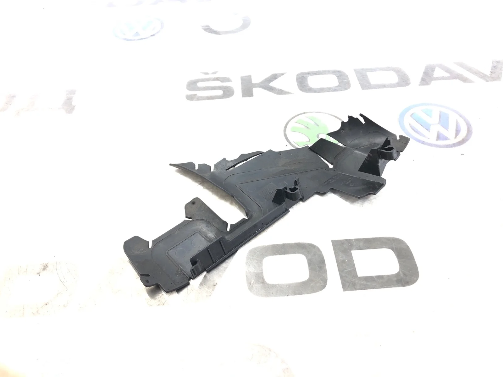 Дефлектор радиатора Skoda Octavia 2015 5E0121283A A7 (5E) 2.0 CKFC, левый