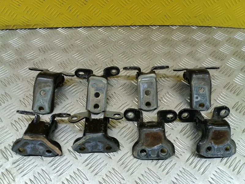 Петля двери Toyota Sequoia II 2008 - 2022