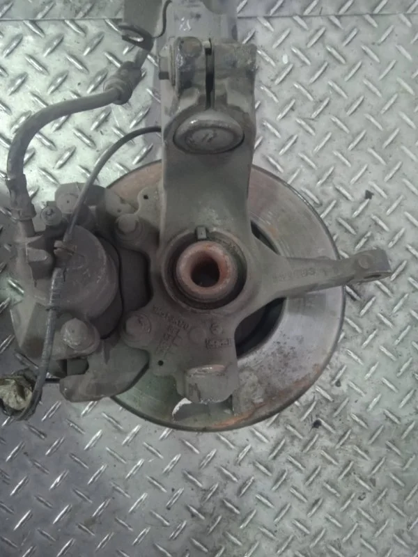 Кулак поворотный Ford Focus 1420861 2, передний правый