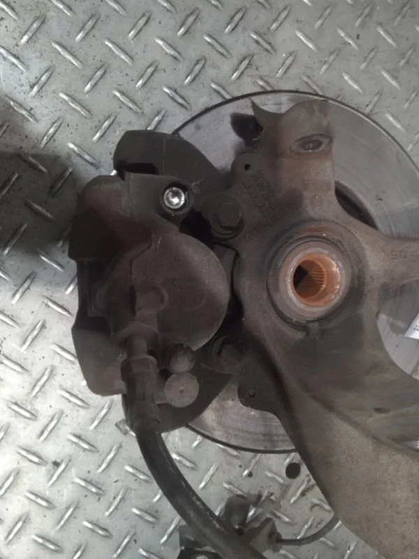 Суппорт тормозной Ford Focus 1682876 2, передний левый