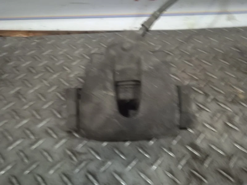 Суппорт тормозной Ford Focus 1682876 2, передний левый